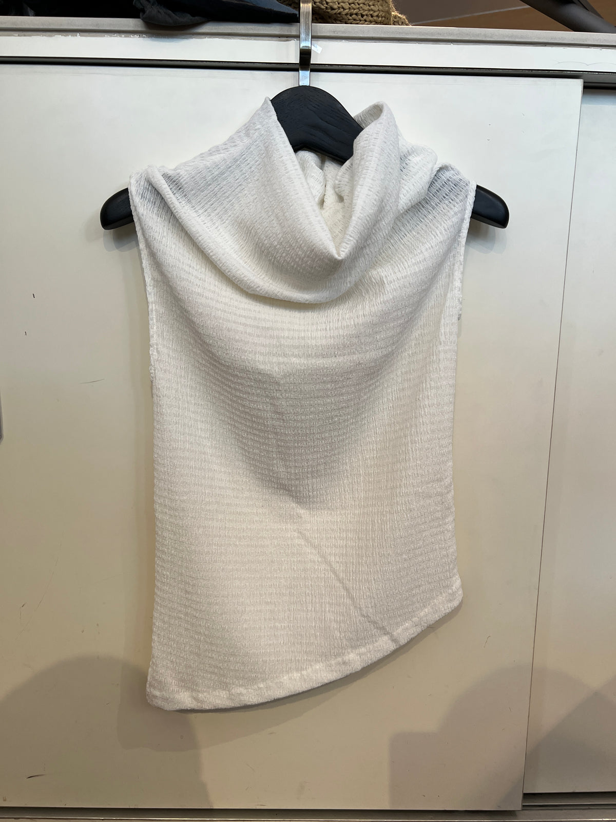 Yuelxiang White Textured Sleeveless Top -