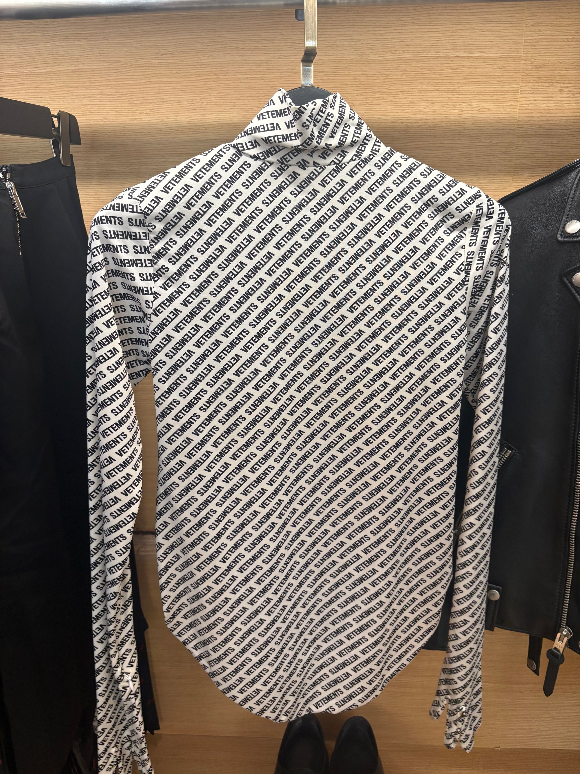 VETEMENTS TURTLENECK BLACK AND WHITE GLOVES MONOGRAM BODYSUIT